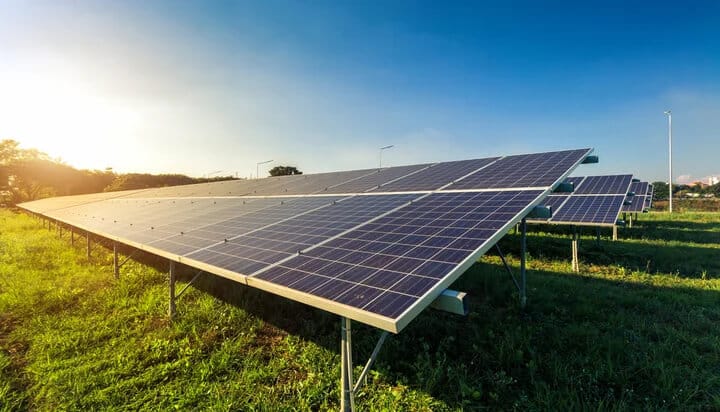 https://ongen.co.uk/wp-content/uploads/2021/11/shropshire-council-to-build-first-solar-farm-for-businesses.jpg