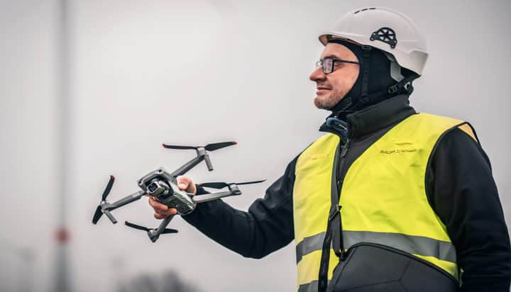 Drones set to fly round wind turbines