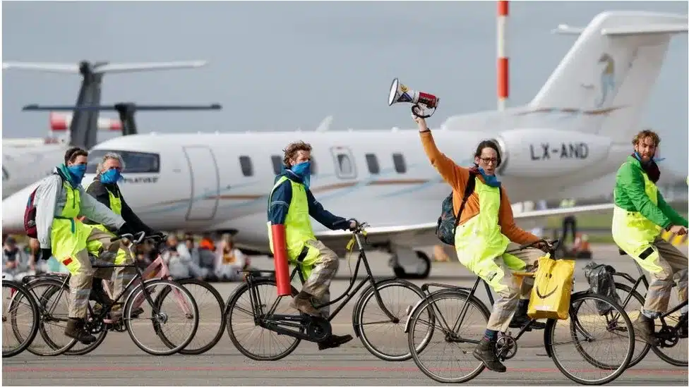 How many private jets were at COP27?